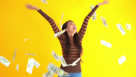 Feliz-Ganadora-De-La-Lotería-Asiática-Tirando-Dinero,-Billetes-En-Dólares,-En-El-Aire