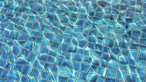 Schöne-Kräuselungen-Von-Chlorschwimmbad-Kristallklares-Wasser
