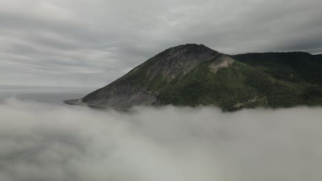 Fliegen-über-Die-Weißen-Wolken-Mit-Blick-Auf-Die-Chic-choc-bergkette-In-Quebec,-Kanada