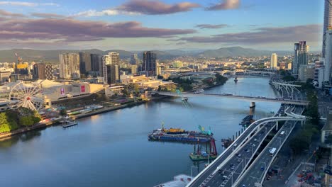Impresionantes-Vistas-De-La-Ciudad-De-Brisbane-Temprano-En-La-Mañana-Con-El-Tráfico-De-La-Autopista,-El-Río-Y-Los-Puentes