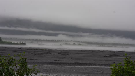 Playa-De-Niebla-Con-Nubes-Rodando