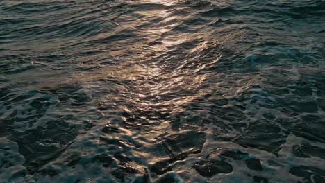 Glatte-Meereswellen-Während-Des-Sonnenuntergangs