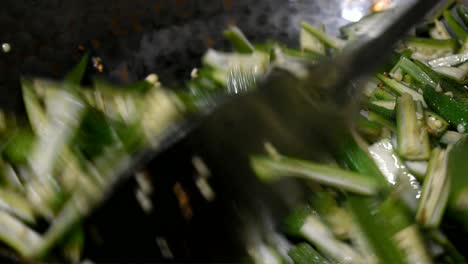 Ladyfinger-Okra-Gemüse-In-Stücke-Geschnitten-Und-Frittiert