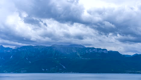 Pintoresca-Vista-De-Las-Nubes-Rodando-Sobre-El-Lago-Leman-Con-Los-Alpes-Franceses-De-Fondo,-Suiza---Lapso-De-Tiempo