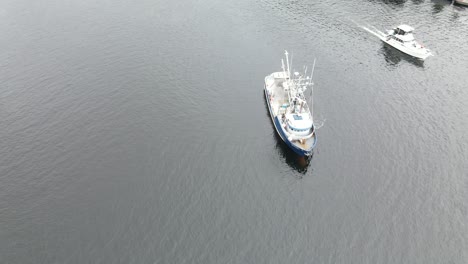 Boot-Im-Fischerstil,-Das-Den-Hafen-Verlässt