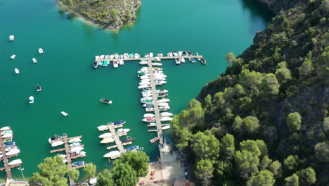 Aerial-view-over-the-pontoons-and-small-boats-of-Lago-de-Bolarque