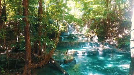 Das-Atemberaubende-Blaue-Wasser-Des-Mata-Jitu-Wasserfalls-Auf-Der-Insel-Moyo