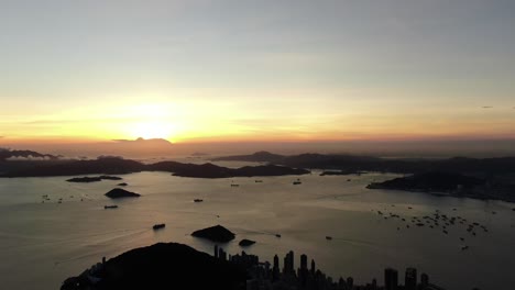 Sonnenuntergang-über-Hong-Kong-Bay-Islands,-Luftaufnahme-Mit-Blick-Auf-Die-Untergehende-Sonne