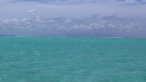 Wunderschönes-Türkisfarbenes-Wasser-In-Bora-Bora,-Französisch-Polynesien