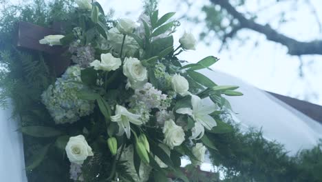 Schönes-Blumenarrangement-Im-Festzelt-Der-Hochzeitsfeier