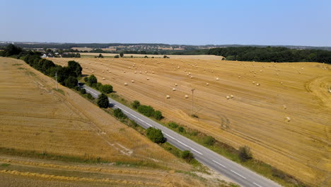 Luftaufnahme-Von-Feldern-Mit-Heuballen-In-Der-Polnischen-Landschaft-Herausziehen