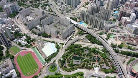 Luftaufnahme-Des-Verkehrs-In-Hongkong-Im-Sheung-Yuen-Leng-bereich-Mit-Dem-Pavillon-Der-Absoluten-Perfektion-Und-Dem-Chi-Lin-nonnenkloster