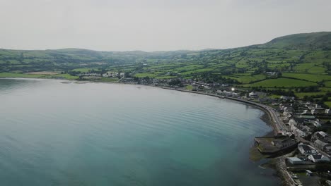Verschiebbare-Luftaufnahme-Der-Atemberaubenden-Landschaft-An-Der-Nordküste-Nordirlands