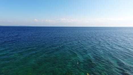 Schieben-Sie-Den-Schuss-über-Einen-Aussichtspunkt-Auf-Der-Indonesischen-Insel-Moyo-über-Kristallklares-Blaues-Wasser