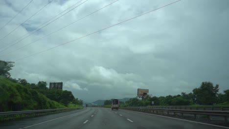 Autopista-Mumbai-Pune-Express-Bajo-La-Lluvia-En-La-Ventana-De-Limpieza-Del-Limpiaparabrisas
