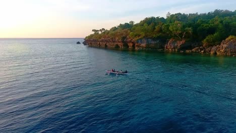 Kamerafahrt-Nach-Einem-Indonesischen-Jukung-Entlang-Der-Küste-Der-Insel-Moyo