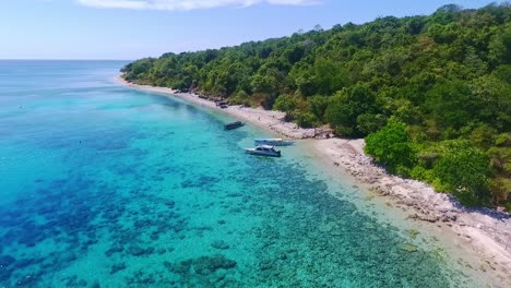 Luftaufnahme-über-Wunderschönen-Kristallklaren-Stränden-Der-Insel-Moyo-In-Indonesien