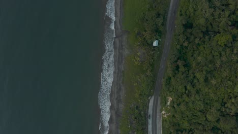 Schäumende-Wellen-Am-Meer-Durch-Die-Laubberglandschaft-Entlang-Der-Straße-Auf-Den-Philippinen-Im-Sommer