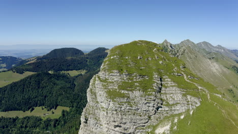 Üppige-Grüne-Felder-Und-Wiesen-Vom-Gipfel-Des-Dent-De-Jaman-Gipfels-über-Montreux,-Waadt,-Schweiz---Luftdrohne