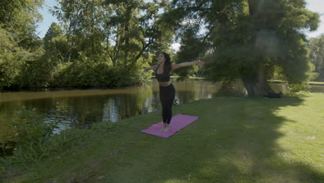 Frau,-Die-Eine-Reihe-Von-Yoga-Übungen-Im-Schönen-Park-Beginnt
