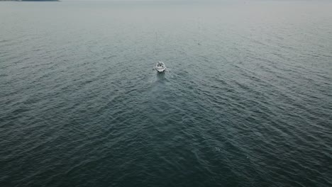 Kippendes-Luftbild-Von-Hinten-Segelboot-Auf-See-Folgend