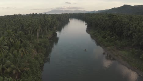 El-Impresionante-Paisaje-De-Aguas-Tranquilas-En-Filipinas-Rodeado-De-árboles-Verdes---Toma-Aérea