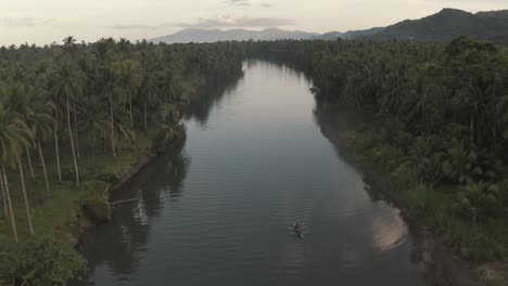 Die-Friedliche-Landschaft-Auf-Den-Philippinen-Mit-Ruhigem-Fluss---Wunderschönes-Touristenziel---Luftaufnahme