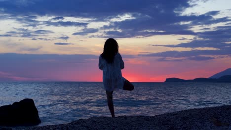 Mädchen,-Das-Spirituelle-Yoga-Pose-Am-Strand-Bei-Sonnenuntergang-Zen-Wellness-Vor-Meer-Und-Schönem-Himmel-Durchführt