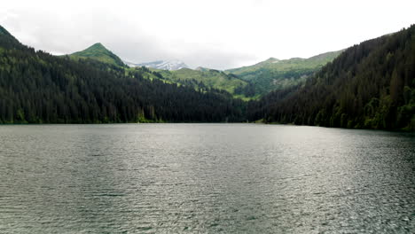 Tiefflug-über-Den-Schweizer-Bergsee