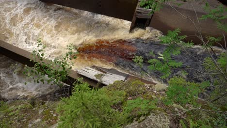 Kaskadierender-Fluss,-Der-In-Wasserfall-Fließt,-Mittlere,-Langsame-Bewegung