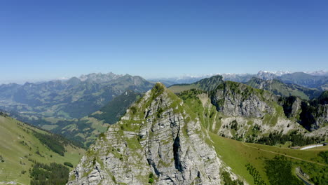 Die-Majestätische-Landschaft-Des-Gipfels-Dent-De-Jaman,-Umgeben-Von-Grüner-Wiese-über-Montreux,-Schweiz---Luftdrohne
