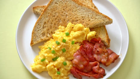 Rührei-Mit-Geröstetem-Brot-Und-Speck-Zum-Frühstück