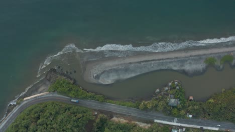 Luftaufnahme-Der-Küstenstraße-Mit-Schönem-Strand-In-Der-Provinz-Tacloban-In-Leyte,-Philippinen---Top-down-aufnahme