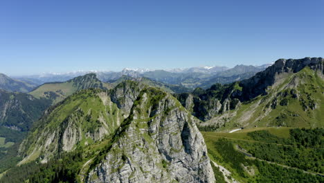 Sobrevolando-La-Cumbre-De-Dent-De-Jaman-En-Los-Alpes-Suizos-Sobre-Montreux-En-Vaud,-Suiza-Con-Cielo-Azul-De-Fondo---Drone-Aéreo
