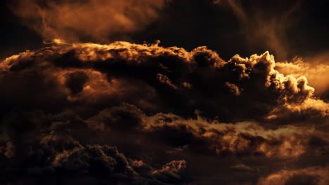 Ein-Gewitter-In-Einer-Ansammlung-Von-Sonnenuntergangs--Oder-Sonnenaufgangswolken