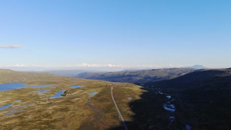 Carretera-De-Montaña-Y-Cabañas-De-Montaña-En-El-Sur-De-Noruega