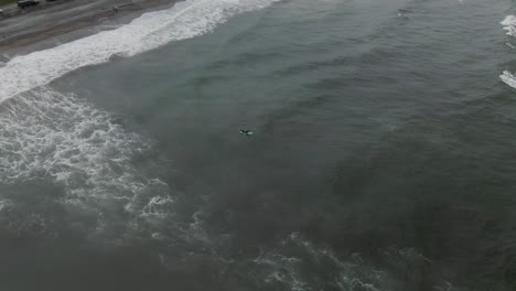 Surfer-Surfen-An-Der-Perce-küste-Mit-Schaumigen-Wellen,-Die-Am-Strandufer-Der-Gaspe-halbinsel-In-Quebec,-Kanada,-Angespült-Werden