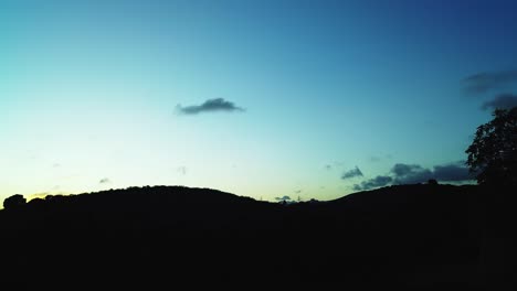 Zeitraffer-Des-Sonnenuntergangs-über-Einem-Ländlichen-Hügel