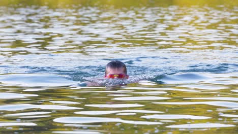 Zeitlupenaufnahme-Eines-Professionellen-Schwimmers,-Der-Direkt-In-Die-Kamera-Schwimmt