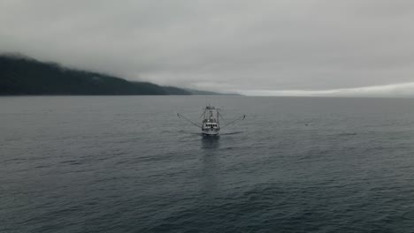 Arrastrero-De-Pesca-Navegando-En-Las-Tranquilas-Aguas-De-San-Lorenzo-En-Un-Día-De-Niebla-En-Quebec,-Canadá