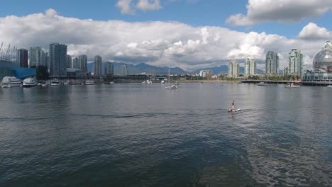 Luftaufnahme-über-Dem-Olympischen-Dorf-Des-Falschen-Baches,-Wo-Paddle-Board-Anlegestellen-An-Mietdock-Yachten---Dinner-Kreuzfahrtboote-Parken-Bei-Noblen-Wohn-Luxus-Eigentumswohnungen-In-Der-Nähe-Von-Science-World-Vancouver-City03-10