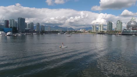 Luftaufnahme-über-Dem-Olympischen-Dorf-Des-Falschen-Baches,-Wo-Paddle-Board-Dock-Am-Mietdock-Anlegt-Yachten---Dinner-Kreuzfahrtboote-Parken-An-Noblen-Wohn-Luxus-Eigentumswohnungen-In-Der-Nähe-Von-Science-World-Vancouver-City02-10