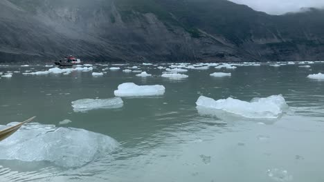 Hermosa-Agua-Cristalina-Con-Glaciar