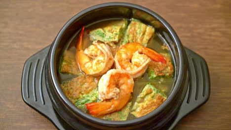 Saure-Suppe-Aus-Tamarindenpaste-Mit-Garnelen-Und-Gemüseomelette---Asiatische-Küche