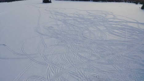 Spuren-Im-Schnee-Auf-Einem-Zugefrorenen-See-In-Ontario,-Kanada