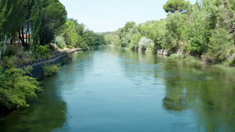 Entlang-Des-Flusses-In-Der-Nähe-Von-Lago-De-Bolarque-Spanien