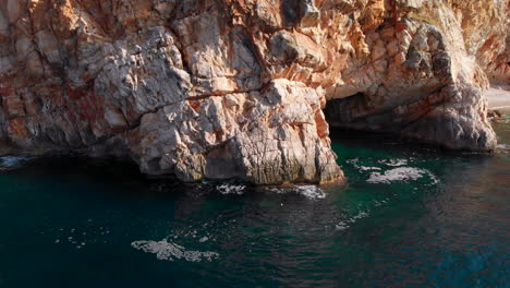 Erstaunliche-Küstenklippenbucht-Kroatiens-An-Der-Adria,-Türkisfarbenes-Wasser,-Antenne