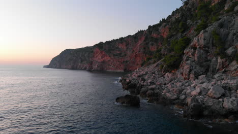 Küstenklippen-Bei-Sonnenuntergang,-Niedriger-Flug-über-Dem-Meer