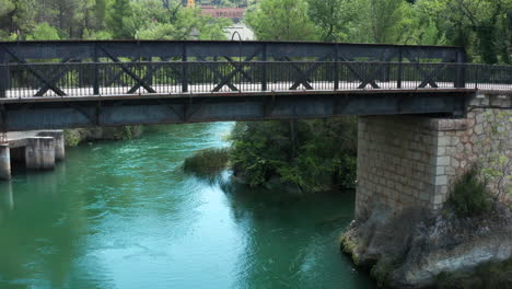 Absteigende-Luftaufnahme-Der-Alten-Brücke-Entlang-Des-Flusses