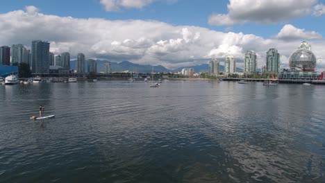 Luftaufnahme-über-Dem-Olympischen-Dorf-Des-Falschen-Baches,-Wo-Paddle-Board-Dock-Am-Mietdock-Anlegt-Yachten---Dinner-Kreuzfahrtboote-Parken-An-Noblen-Wohn-Luxus-Eigentumswohnungen-In-Der-Nähe-Von-Science-World-Vancouver-City01-10